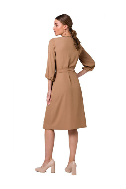 Robe terracotta midi chic avec manches longues pour cocktail ou soirée élégante.