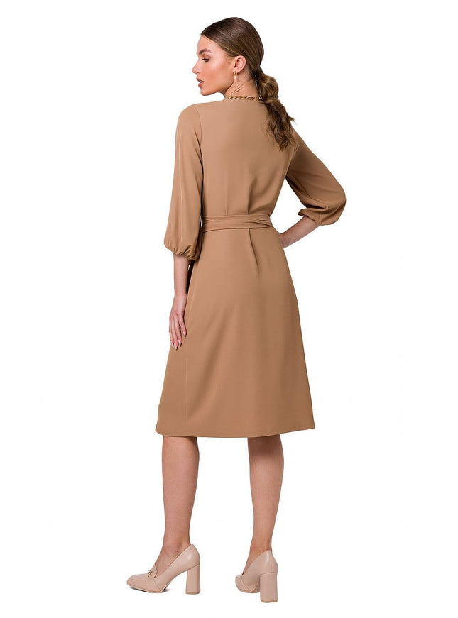 Robe terracotta midi chic avec manches longues pour cocktail ou soirée élégante.