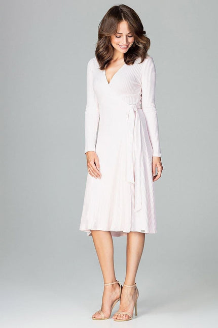 Robe portefeuille rose midi à manches longues idéale pour une soirée chic ou cocktail, harmonieuse et élégante.