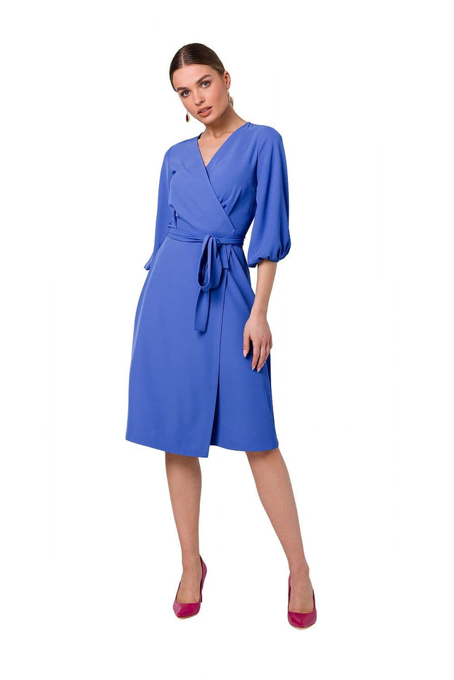 Robe portefeuille bleue midi chic avec manches longues, idéale pour cocktail ou événement d'entreprise, silhouette élégante et moderne.