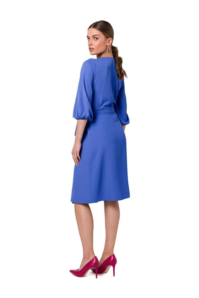 Robe portefeuille bleue midi chic avec manches trois-quarts, idéale pour cocktail ou soirée élégante.