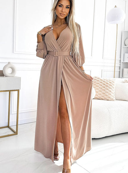 Robe soirée chic longue beige avec ceinture et fente, manches longues pour gala ou cocktail.