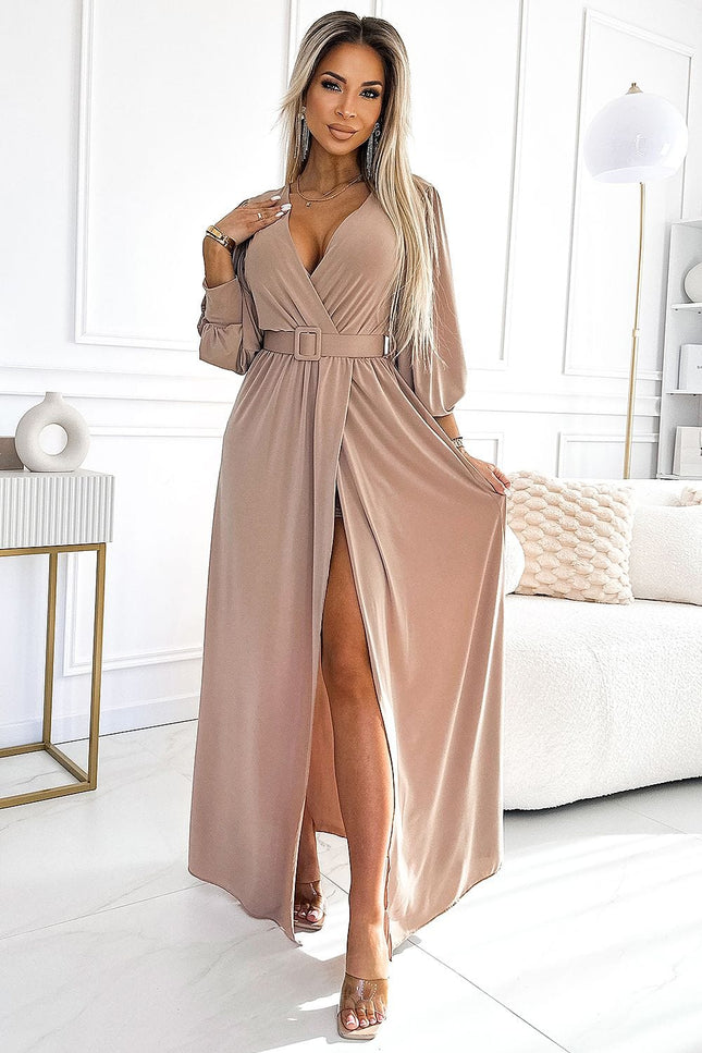 Robe soirée chic longue beige avec ceinture et fente, manches longues pour gala ou cocktail.