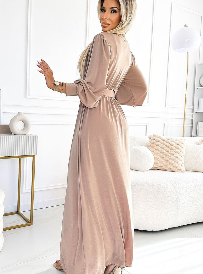 Robe soirée chic longue beige à manches longues pour une silhouette élégante et raffinée, idéale pour occasions spéciales.