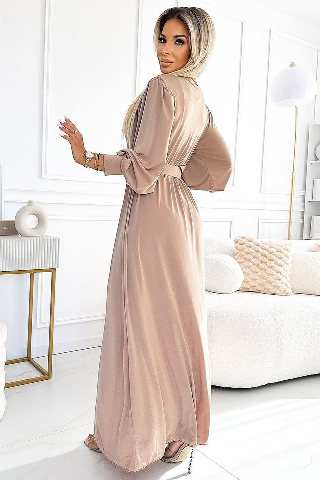 Robe soirée chic longue beige à manches longues pour une silhouette élégante et raffinée, idéale pour occasions spéciales.