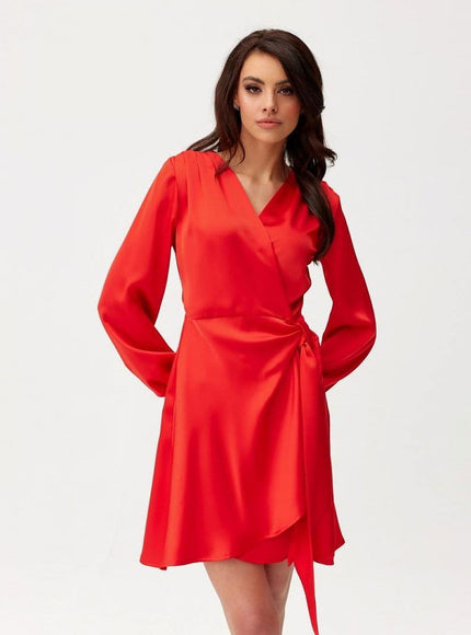 Robe rouge élégante pour soirée chic, longueur midi et coupe moulante avec manches longues, idéale pour une allure sophistiquée.