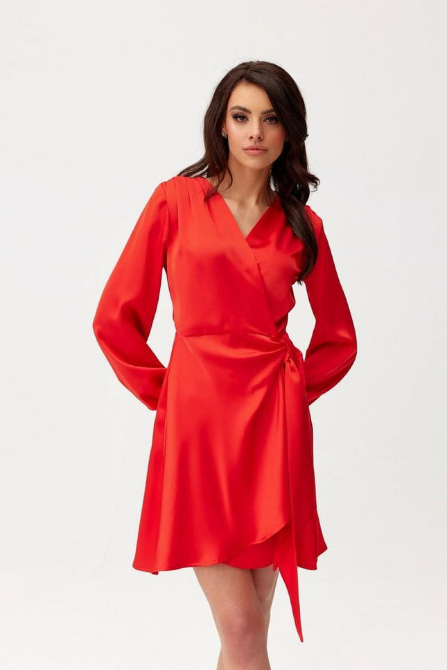 Robe rouge élégante pour soirée chic, longueur midi et coupe moulante avec manches longues, idéale pour une allure sophistiquée.