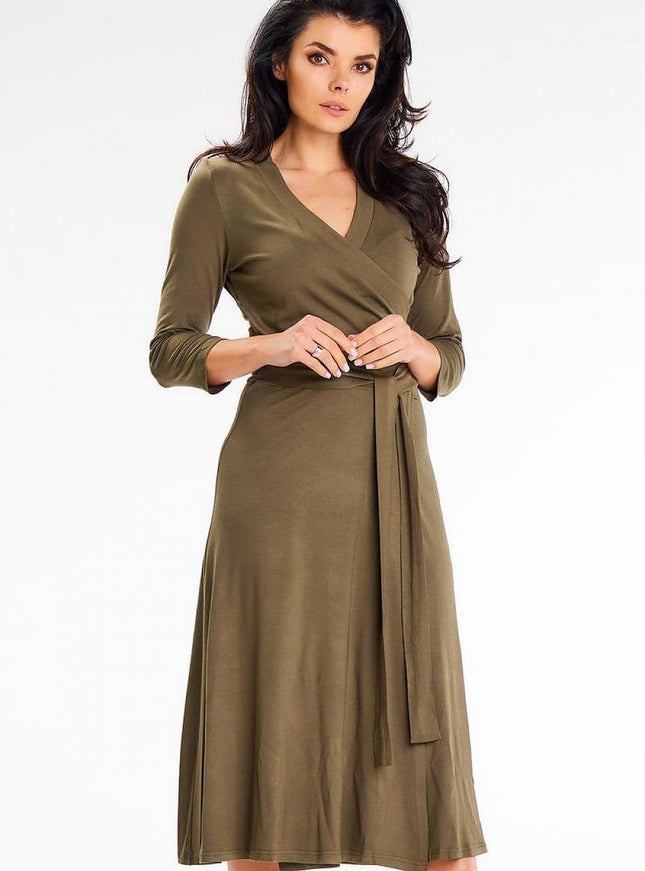 Robe verte midi chic à manches longues idéale pour cocktail ou soirée, silhouette droite et élégante.