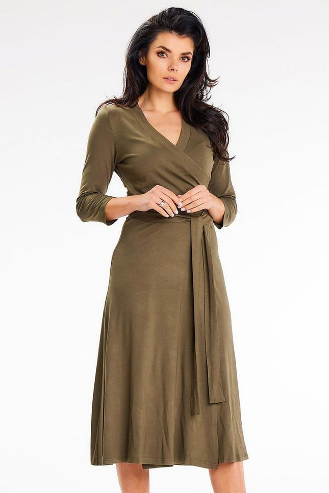 Robe verte midi chic à manches longues idéale pour cocktail ou soirée, silhouette droite et élégante.