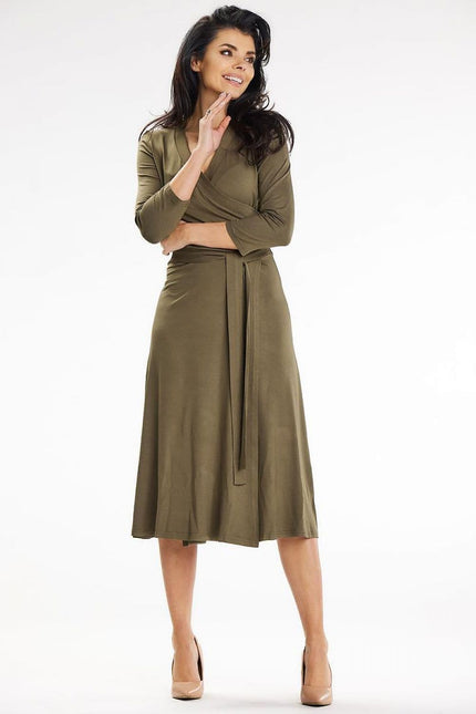 Robe verte midi chic à manches longues pour cocktail ou événement professionnel, silhouette droite et élégante.