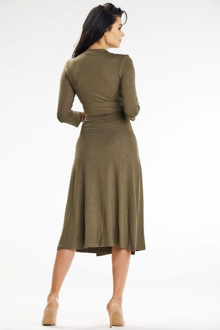 Robe verte midi chic à manches longues pour cocktail ou soirée élégante.