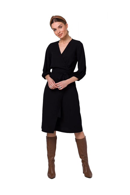 Robe noire chic midi avec manches longues pour soirée et cocktail, silhouette trapèze, idéale pour un événement élégant.