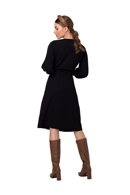 Robe noire chic midi à manches longues, idéale pour soirée cocktail ou événement élégant.