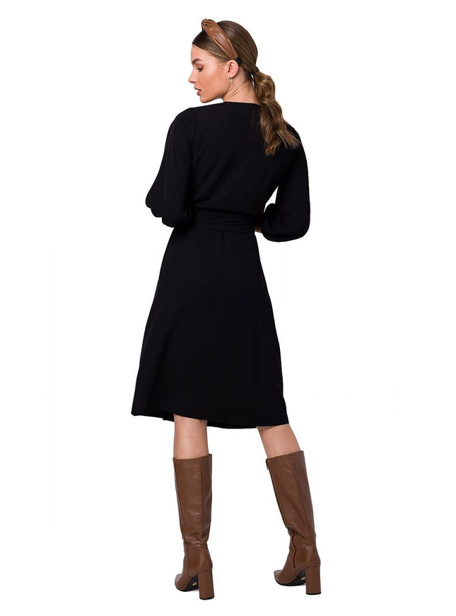 Robe noire chic midi à manches longues, idéale pour soirée cocktail ou événement élégant.