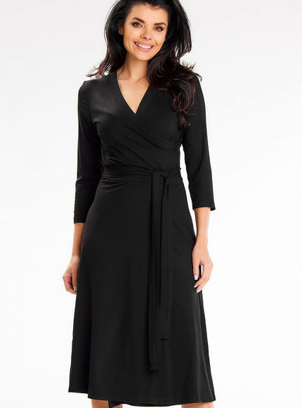 Robe soirée chic noire midi à manches longues et décolleté en V, idéale pour cocktail ou évènement formel.