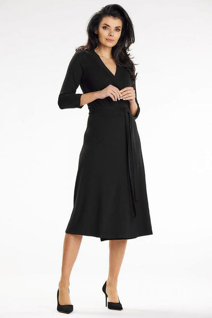 Robe soirée chic noire midi à manches longues, élégante pour cocktail ou événement formel, silhouette épurée et féminine.