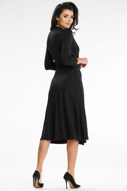 Robe soirée chic noire midi à manches longues, idéale pour cocktail ou événement élégant.