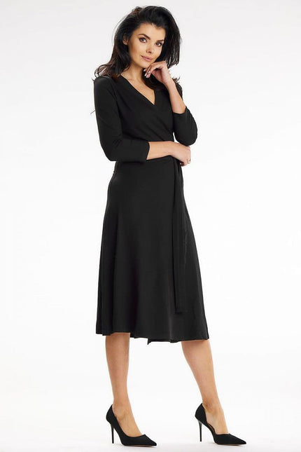 Robe soirée chic noire midi à manches longues, parfaite pour cocktail ou événement professionnel.