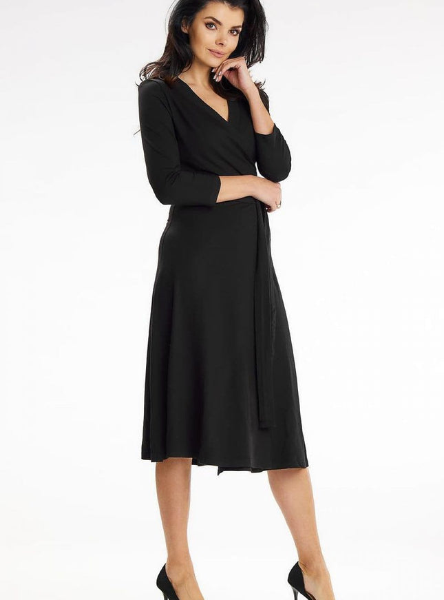 Robe soirée chic noire midi à manches longues, parfaite pour cocktail ou événement professionnel.