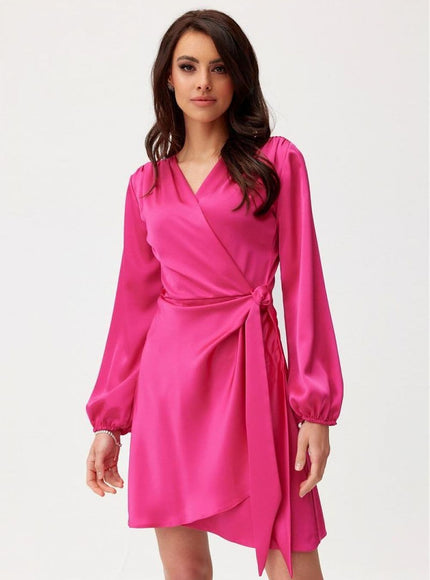 Robe cocktail rose courte chic avec manches longues pour événements élégants et soirées.