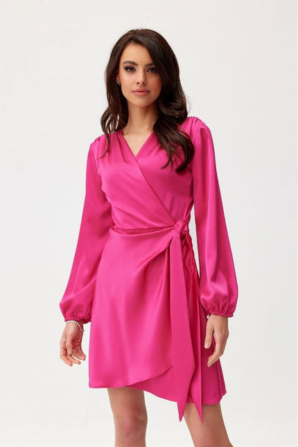 Robe cocktail rose courte chic avec manches longues pour événements élégants et soirées.