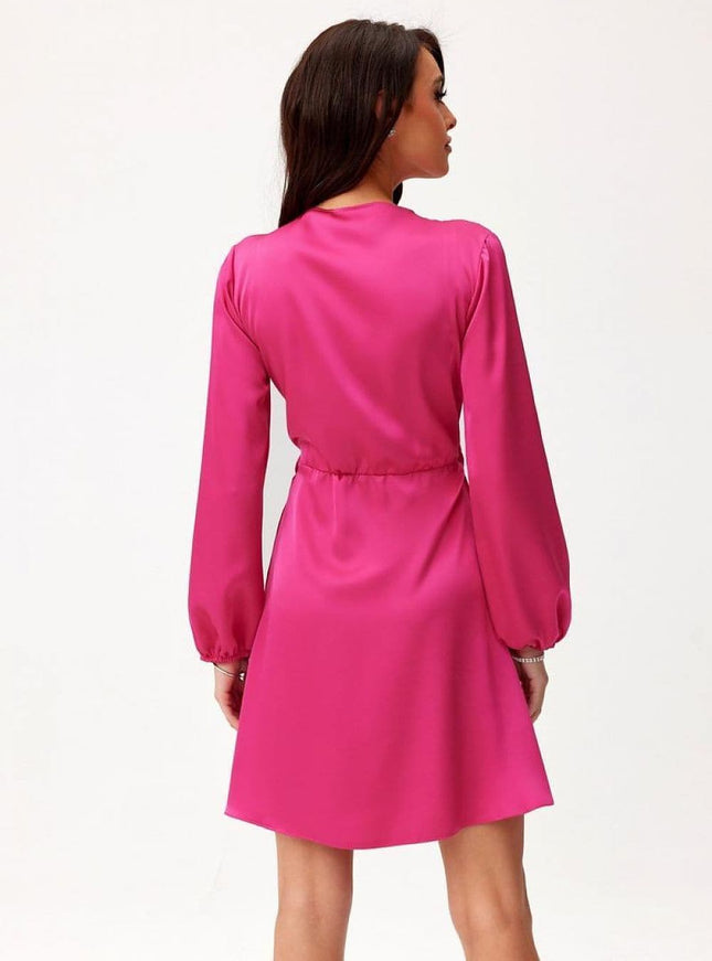 Robe cocktail rose mi-longue avec manches longues pour élégance intemporelle et occasions spéciales.