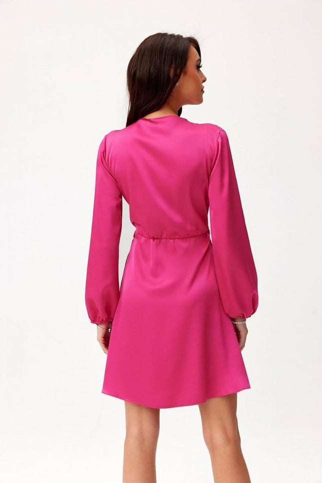 Robe cocktail rose mi-longue avec manches longues pour élégance intemporelle et occasions spéciales.