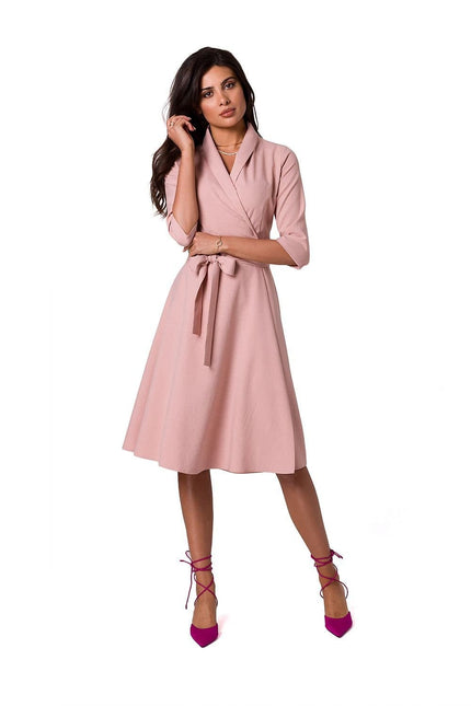 Robe rose midi chic à manches longues pour cocktail, soirée ou évènement élégant avec ceinture assortie et jupe évasée.