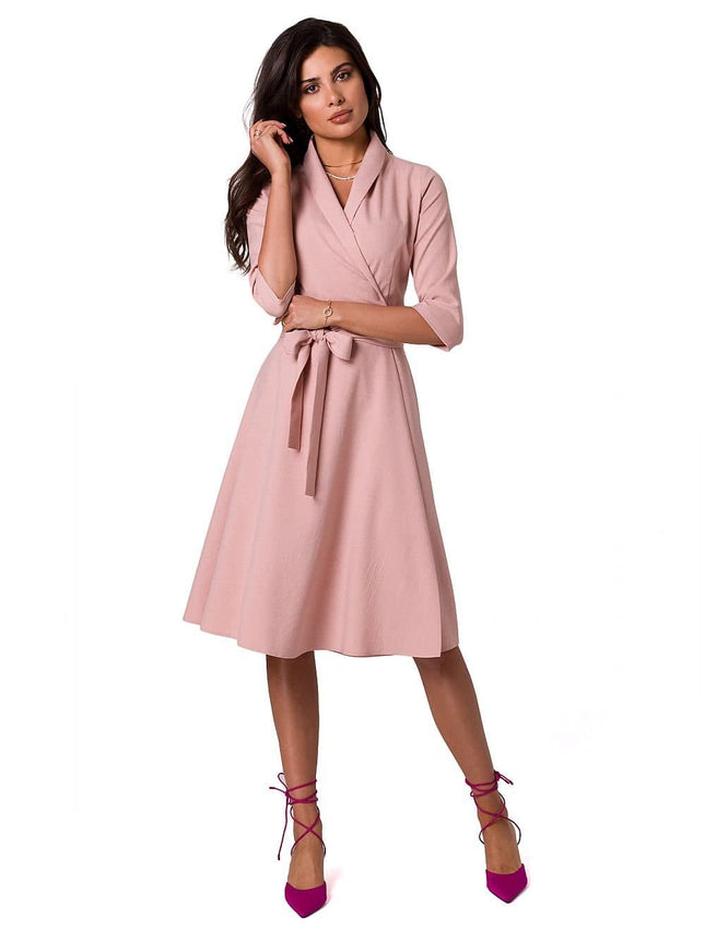 Robe rose midi chic à manches longues pour cocktail, soirée ou évènement élégant avec ceinture assortie et jupe évasée.