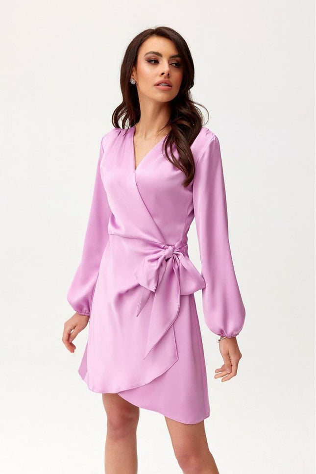 Robe soirée chic rose manche longue midi avec ceinture, élégante pour cocktail ou événement spécial.