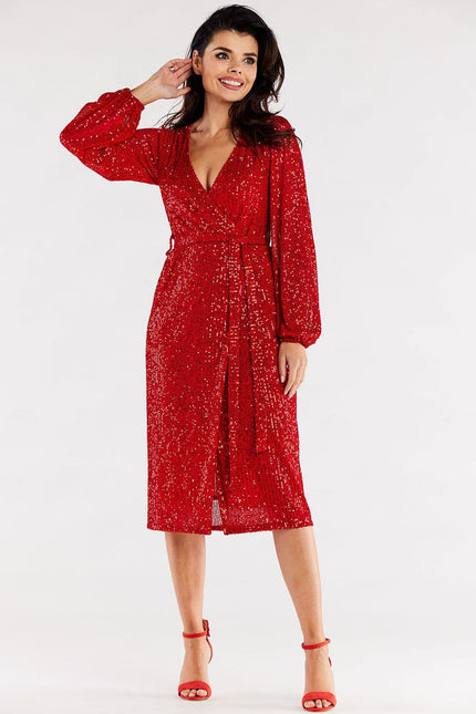 Robe soirée chic rouge à paillettes, longueur midi avec manches longues pour événement cocktail ou gala.