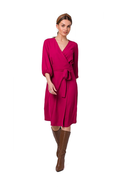 Robe rouge midi chic pour cocktail avec manches trois-quarts et ceinture, idéale pour une allure élégante et tendance.