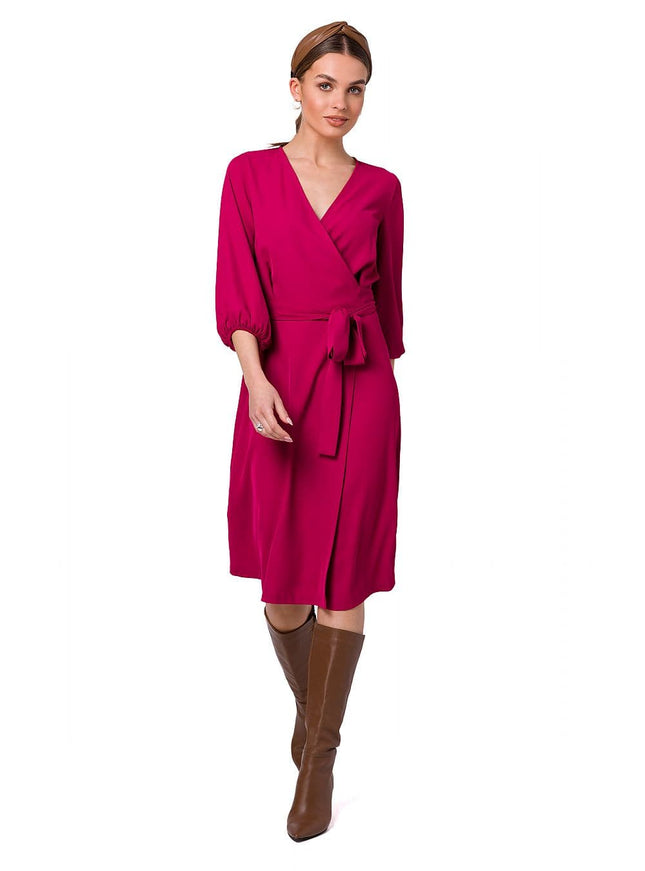 Robe rouge midi chic pour cocktail avec manches trois-quarts et ceinture, idéale pour une allure élégante et tendance.