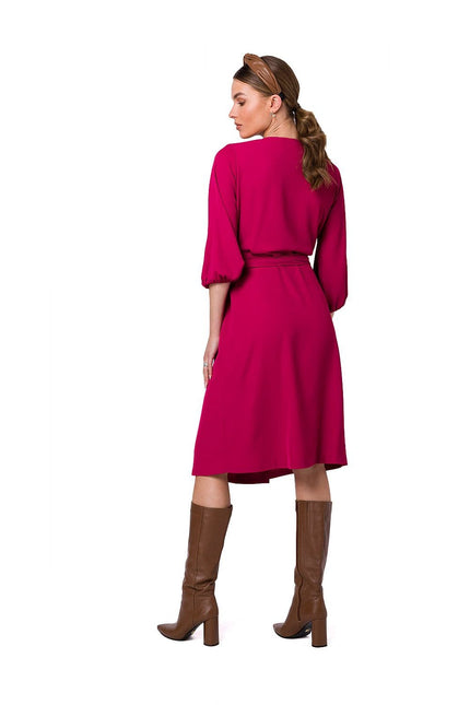 Robe rouge midi chic avec manches courtes pour cocktail, élégante et tendance pour événements formels.