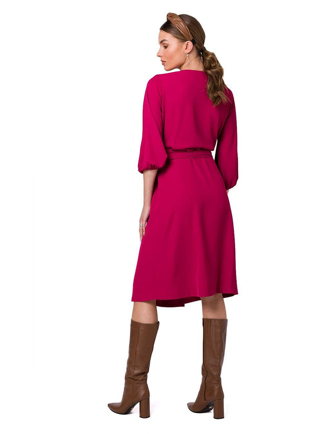 Robe rouge midi chic avec manches courtes pour cocktail, élégante et tendance pour événements formels.