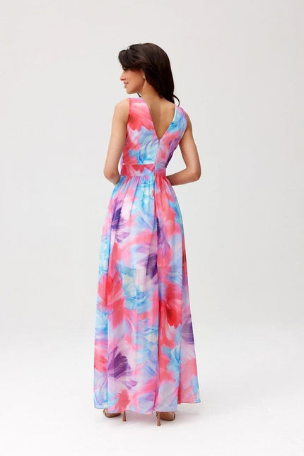 Robe d'été longue et fleurie sans manches avec motifs colorés rose et bleu, idéale pour soirée ou mariage estival.