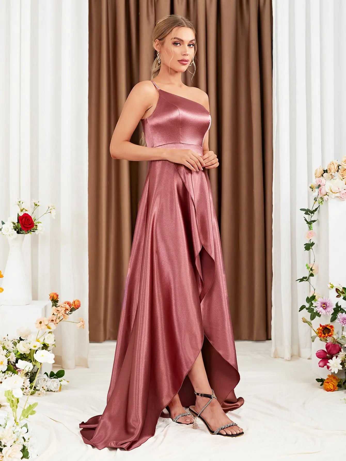 Robe pour invitée au mariage rose satinée asymétrique