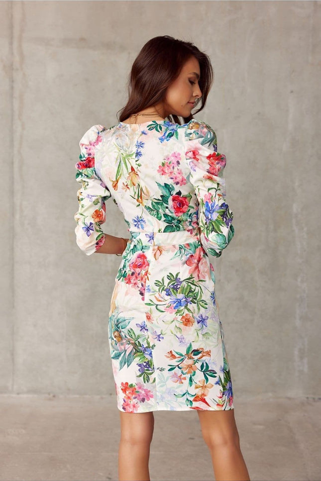 Robe printanière fleurie midi à manches longues pour cocktail ou mariage, silhouette droite et couleurs vives.