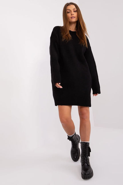 Robe pull noire manches longues, style casual et confortable, longueur courte pour sorties quotidiennes.