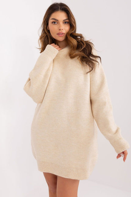 Robe pull beige casual courte à manches longues pour un style décontracté et confortable.