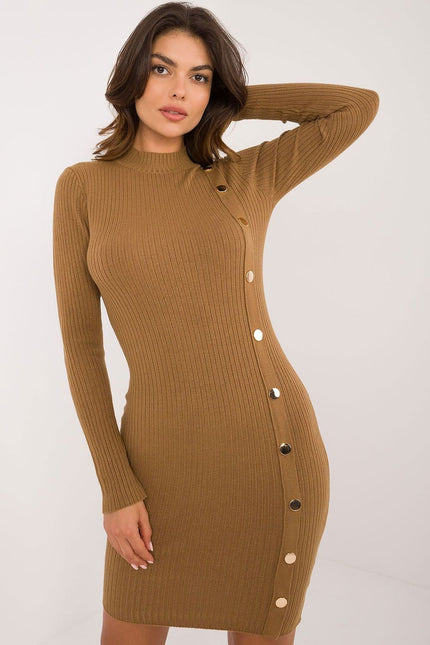 Robe pull marron courte manches longues boutonnée idéale pour soirée casual ou quotidien.