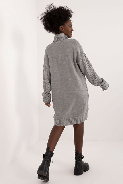 Robe pull grise mi-longue moulante manches longues pour hiver femme, style casual chic.