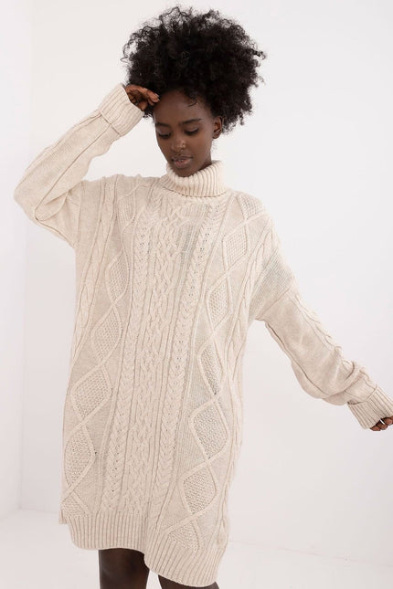 Robe pull beige en maille longue avec manches longues pour un look casual et confortable d’hiver.