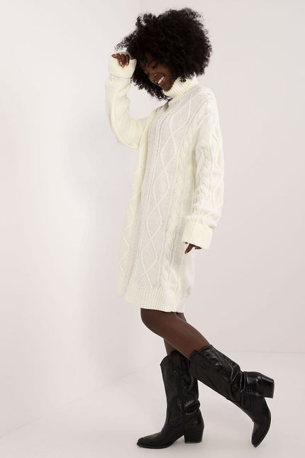 Robe pull blanche, style décontracté et chic, manches longues, longueur courte, idéale pour l'hiver.