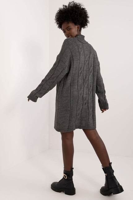 Robe pull grise en maille, style casual, manches longues avec col montant, longueur midi pour hiver.