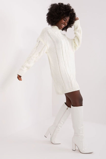 Robe pull blanche manches longues et col roulé, style casual chic pour l'hiver, longueur courte.