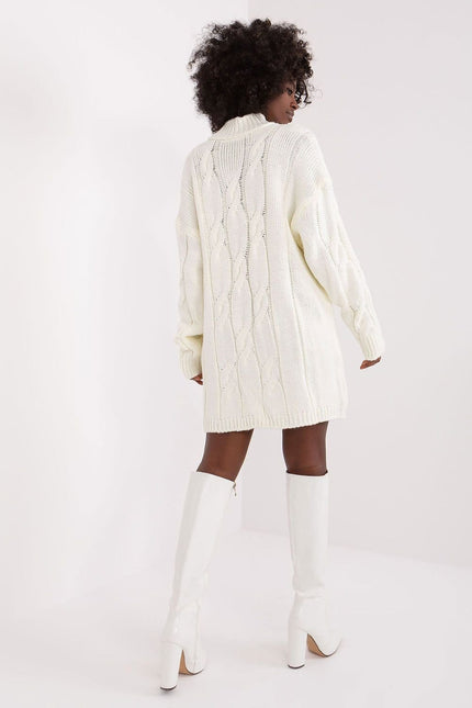 Robe pull blanche courte manches longues hiver femme confortable et tendance.