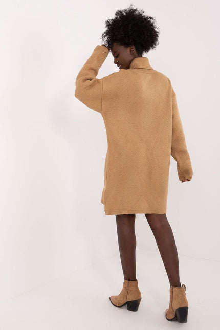 Robe pull beige casual manches longues automne femme, style confortable et moderne, longueur courte.