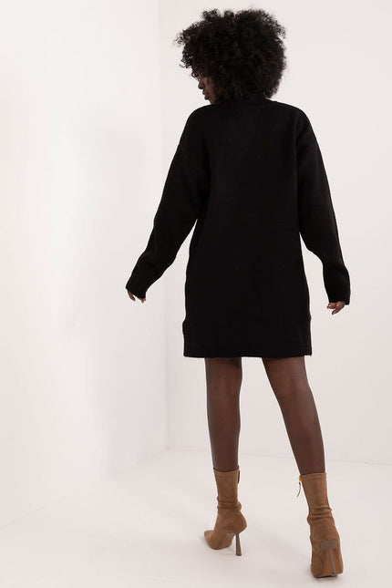 Robe manche longue noire, style pull, parfaite pour soirée casual ou quotidien, silhouette droite et longueur courte.