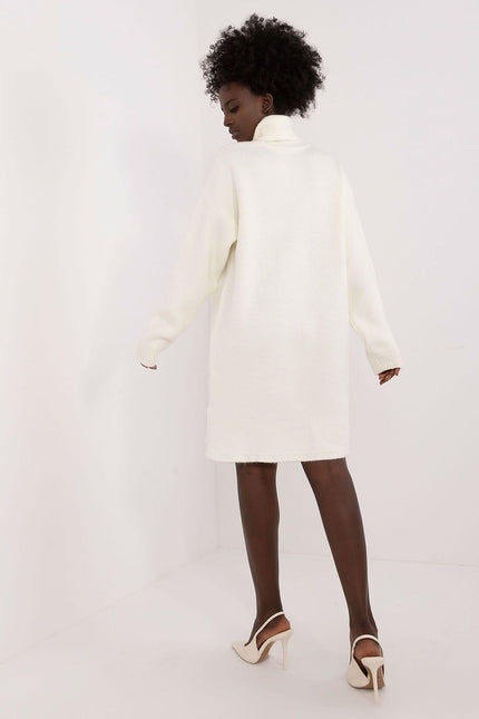 Robe pull blanche mi-longue avec manches longues pour un style décontracté et chic.